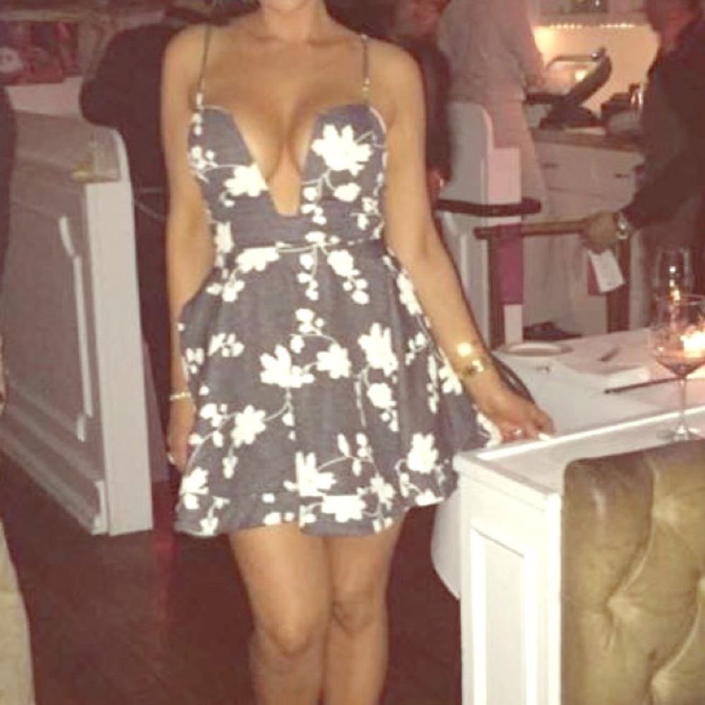 Beautiful plunge flare skater dress w boning.